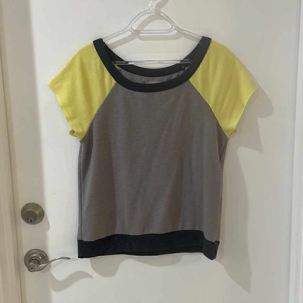 CHASER short sleeve raglan top colorblock yellow gray charcoal XS
